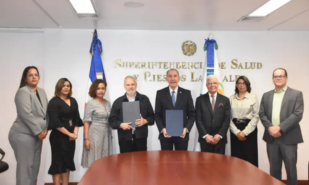 MESCyT y SISALRIL Firman Acuerdo para Mejorar la Interoperabilidad de Títulos en el Sector Salud