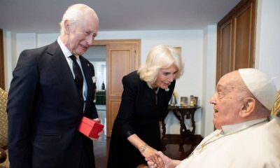 rey juan carlos iii rinde homenaje al papa francisco